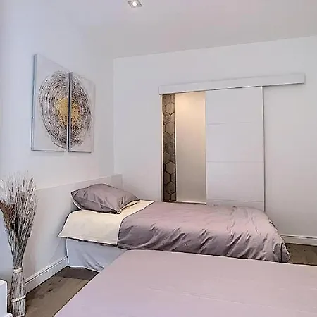 Le Spectaculaire Moderne Et Raffine, Idealement Situe A Deux Pas Du Palais Et Plages